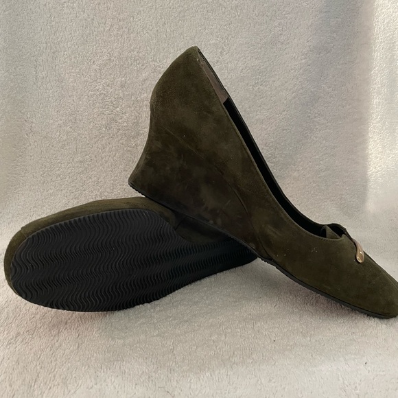 Vaneli Olive green suede pumps - Picture 2 of 2